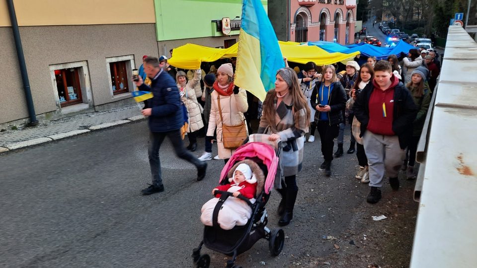 Jablonečané podpořili Ukrajinu happeningem. Městem prošli s obří ukrajinskou vlajkou