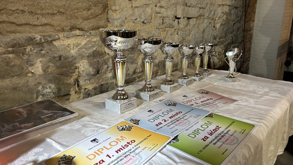 Trofeje pro vítěze kravařského turnaje v mariáši