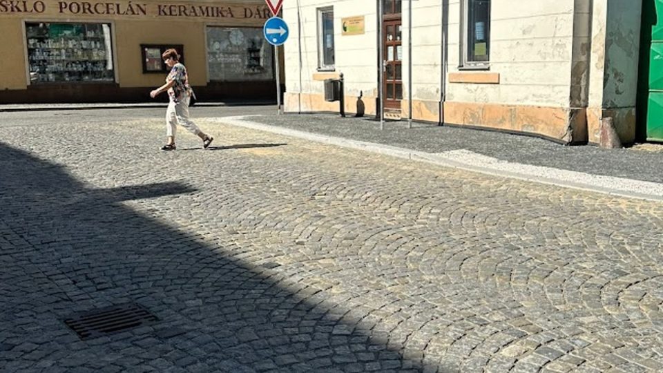 Hrnčířské náměstí ve Frýdlantu má nové chodníky i parkovací místa