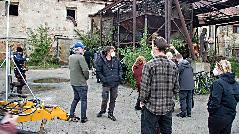 Režisér Prušinovský (v zelené bundě) natáčí ve Cvikově