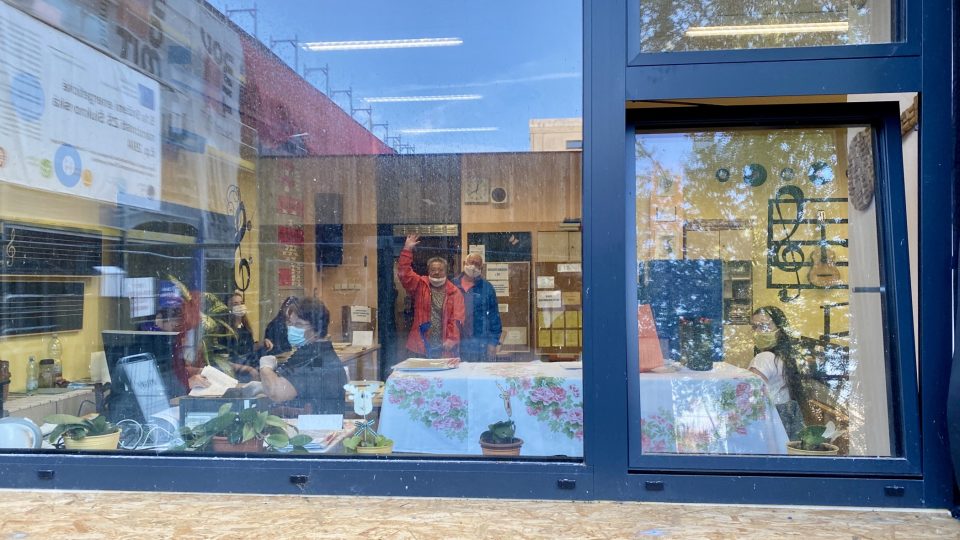 Volební místnost v budově českolipské základní školy na sídlišti Lada