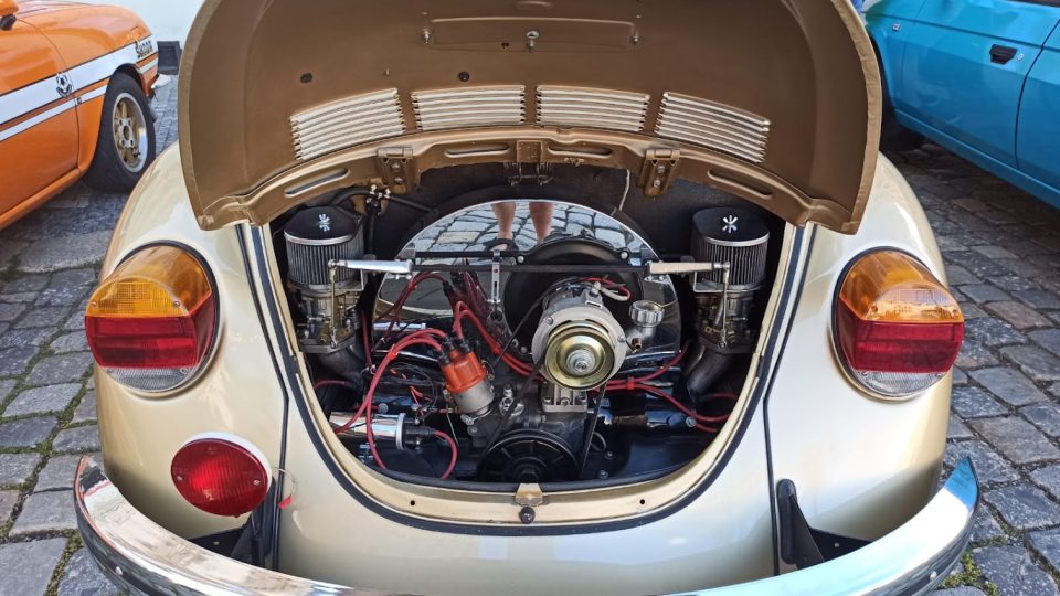 Automobilové skvosty na náměstí před libereckou radnicí