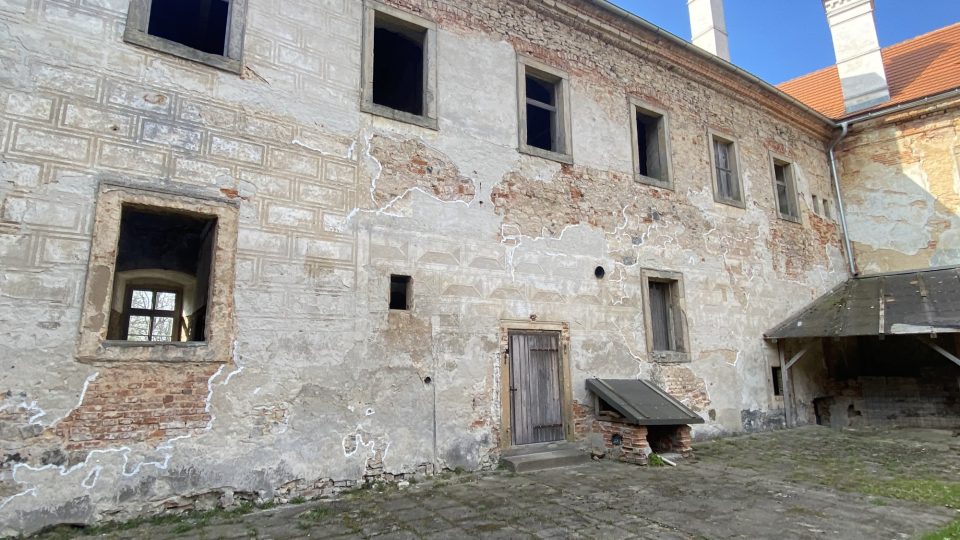 Renesanční zámek Vartenberk ve Stráži pod Ralskem je kulturní památkou, jeho stav je ale žalostný