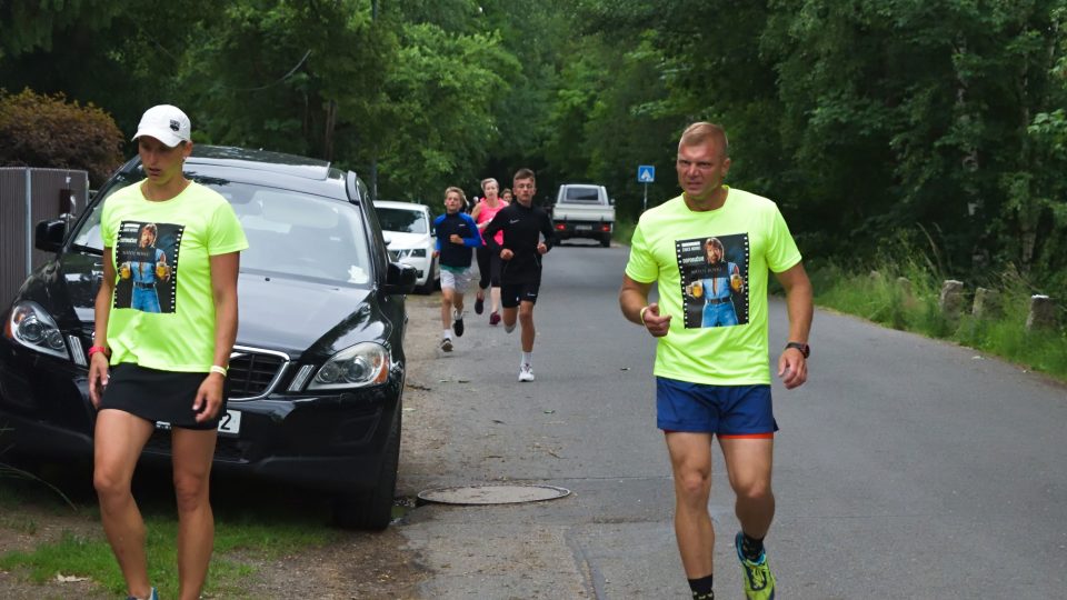 Chuck Norris je pro vzorem i pro současnou generaci sportovců různých disciplín, včetně pivních běžců