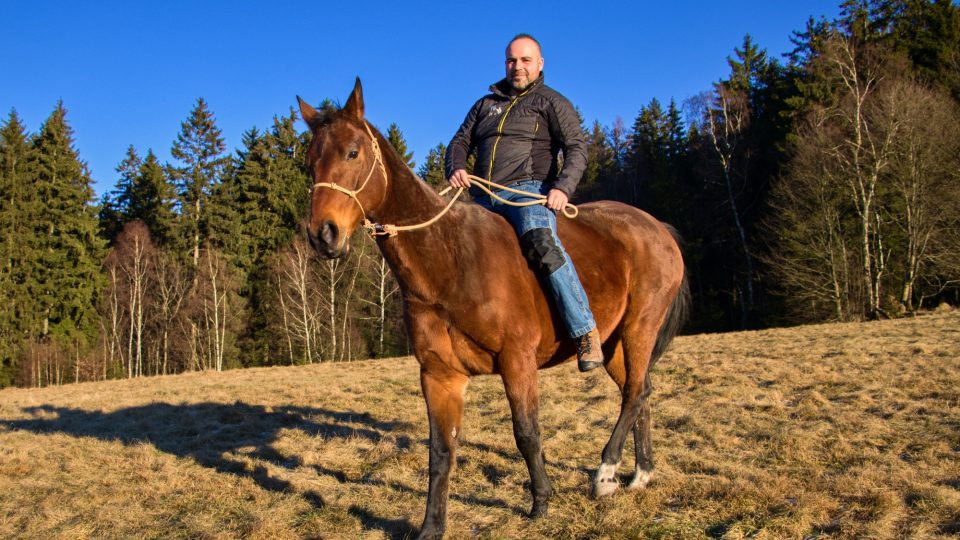 Jablonecký chovatel koní Jakub Ševčík nabízí lidem s psychickými problémy kontakt s koňmi, ten podle něj pomáhá jeden z jeho koní