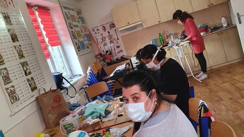 Šití roušek v Komunitním centru Černý Most | foto: Iveta Millerová Šití roušek v Komunitním centru Černý Most