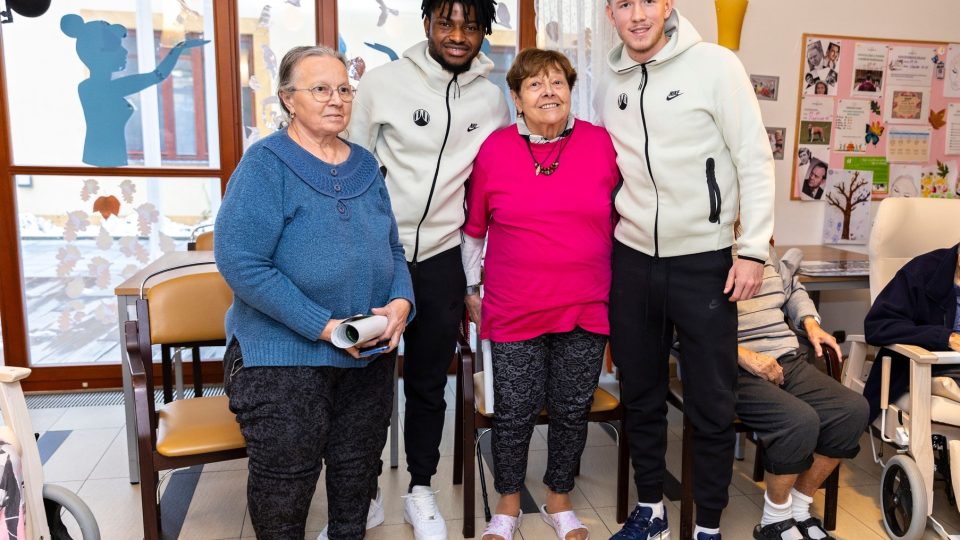 Fotbalisté Slovanu Sebastián Kop a Benjamin Nyarko navštivili klienty Alzheimer Home centra ze Sychrova