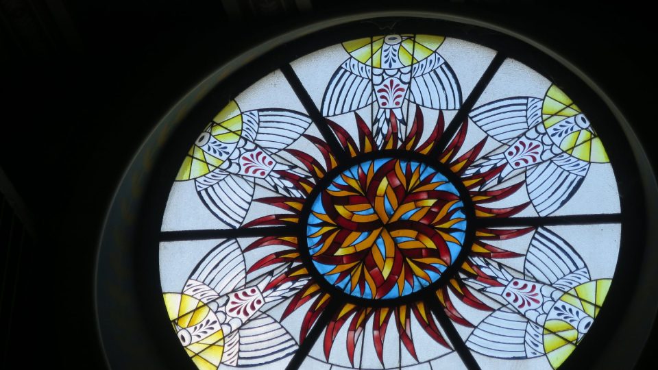Hlavní vitrážové okno pardubického krematoria