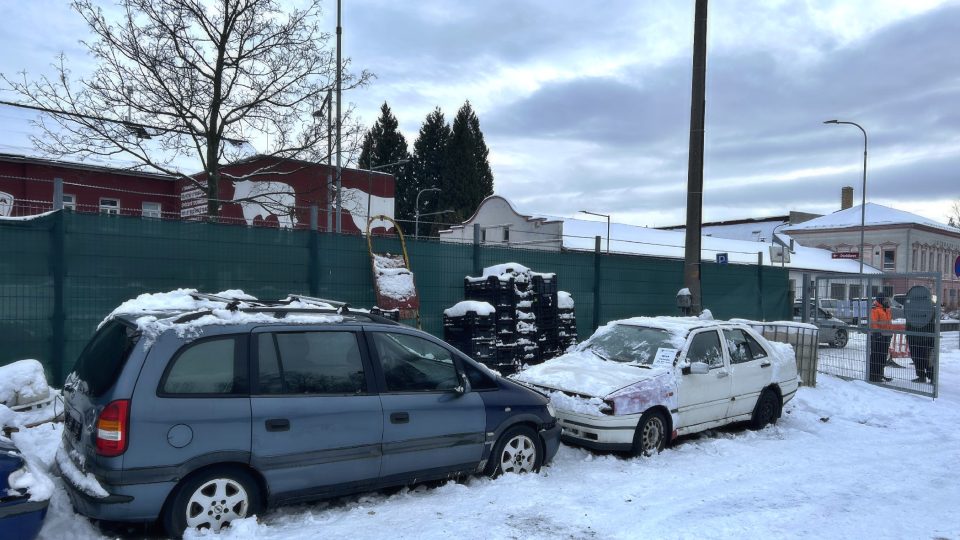 Autovraky na první dražbě v Novém Boru | foto: Jiří Jelínek, Český rozhlas Autovraky na první dražbě v Novém Boru