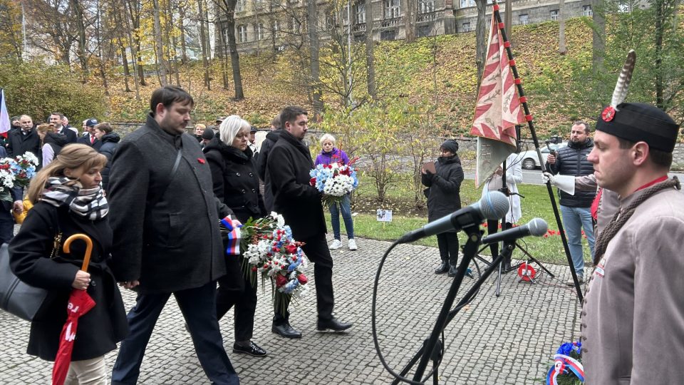 Připomínka Sametové revoluce v Liberci. Pokládání květin u Památníku obětem komunismu v parku Paměti národa v Jablonecké ulici