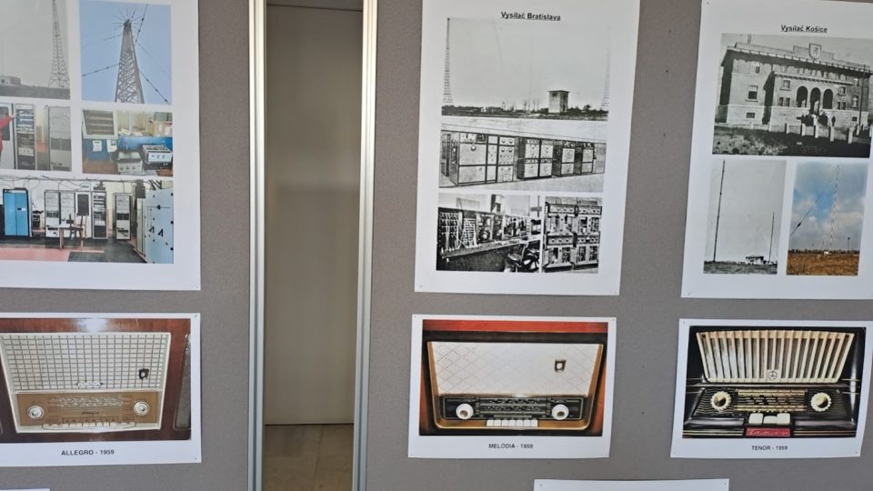 Výstava o historii Československého rozhlasu a libereckého HIFI klubu ve vestibulu Krajského úřadu Libereckého kraje