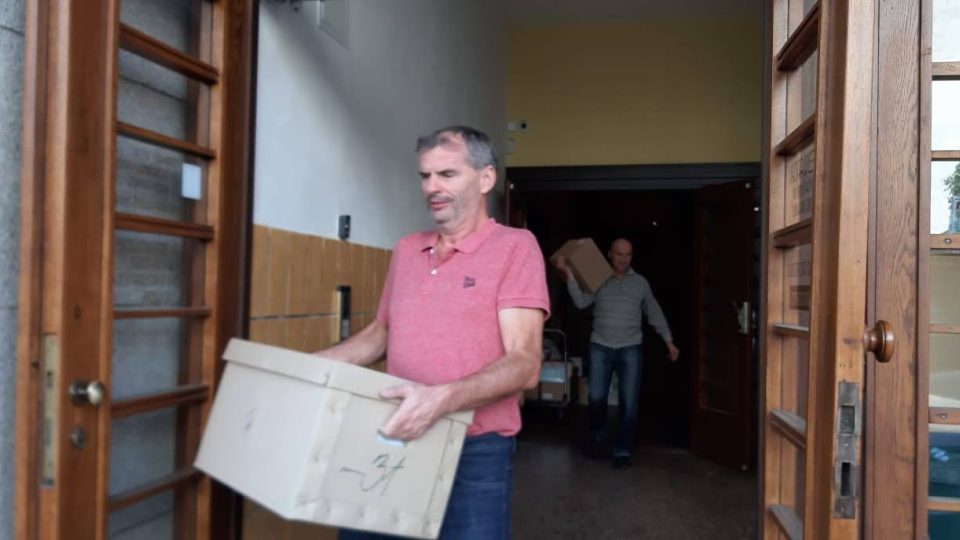 Přípravy voleb v Jablonci nad Nisou v pátek 2. října ráno