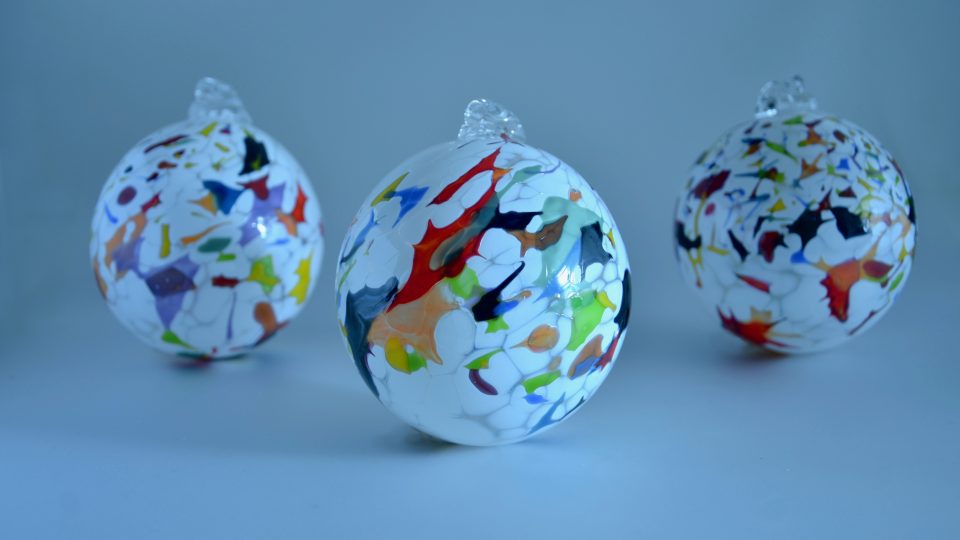 Tyto vánoční koule vystavují v Českém centru v New Yorku