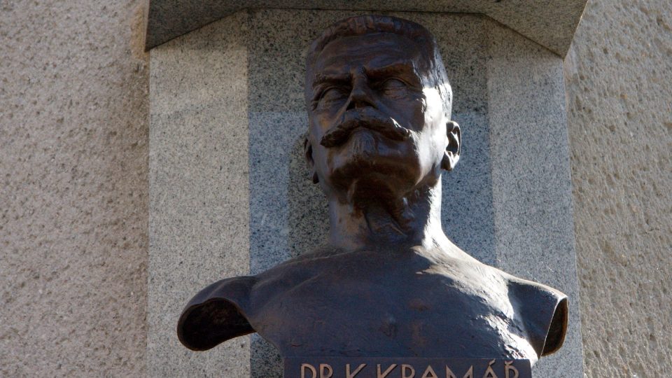 Současná busta Karla Kramáře, původní byla kdesi zazděna a dodnes se ji nepodařilo objevit