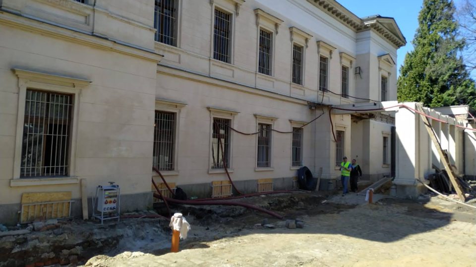Řemeslníci odkryli původní fasádu budovy