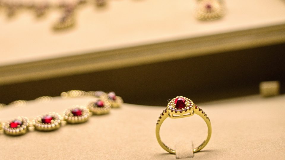 K 70. výročí družstva Granát Turnov vznikla unikátní sada šperků