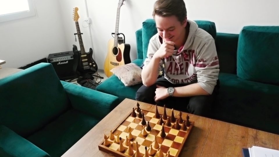 V době epidemie se začal učite šachové strategii
