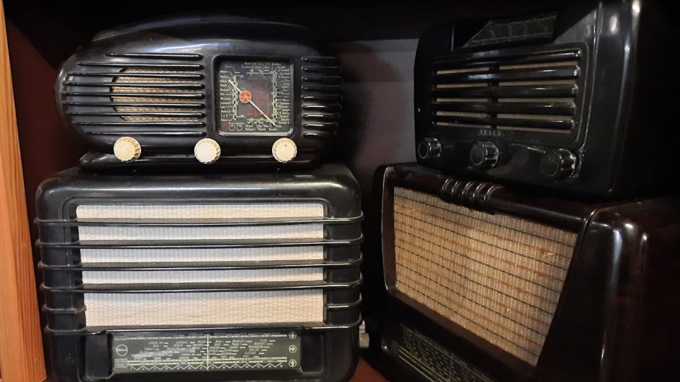 Výstava radiopřijímačů ke 100 letům rozhlasu v Technickém muzeu v Liberci