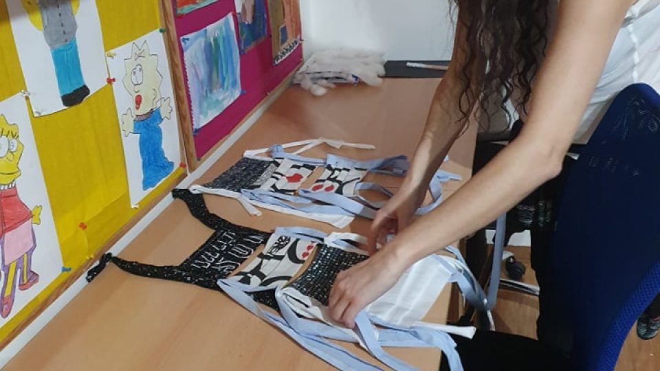 Šití roušek v Komunitním centru Černý Most | foto: Iveta Millerová Šití roušek v Komunitním centru Černý Most