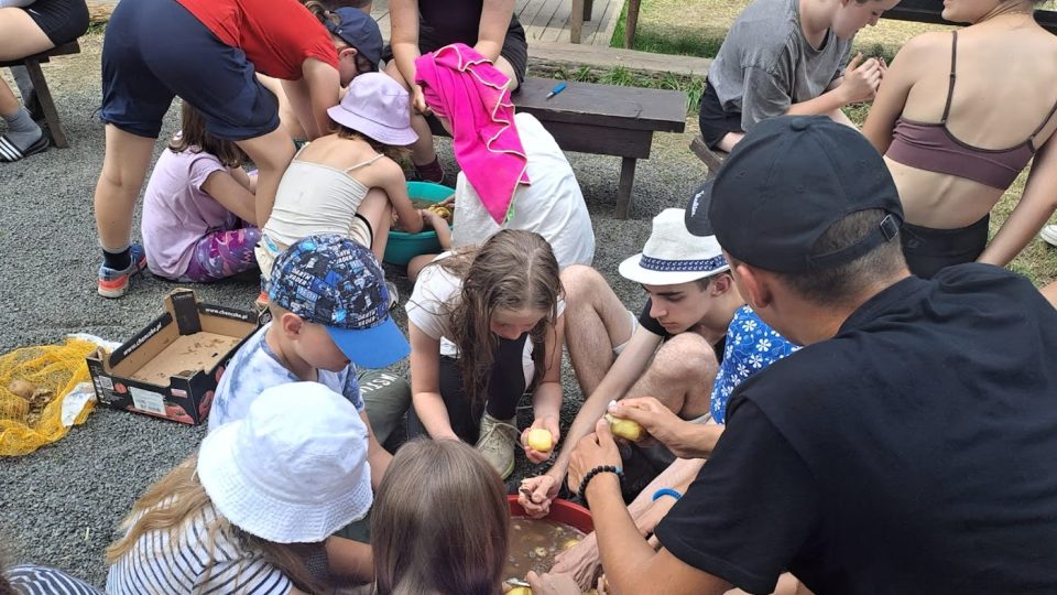 Děti ze Severáčku na táboře nejen zpívají, ale i pomáhají s přípravou jídla