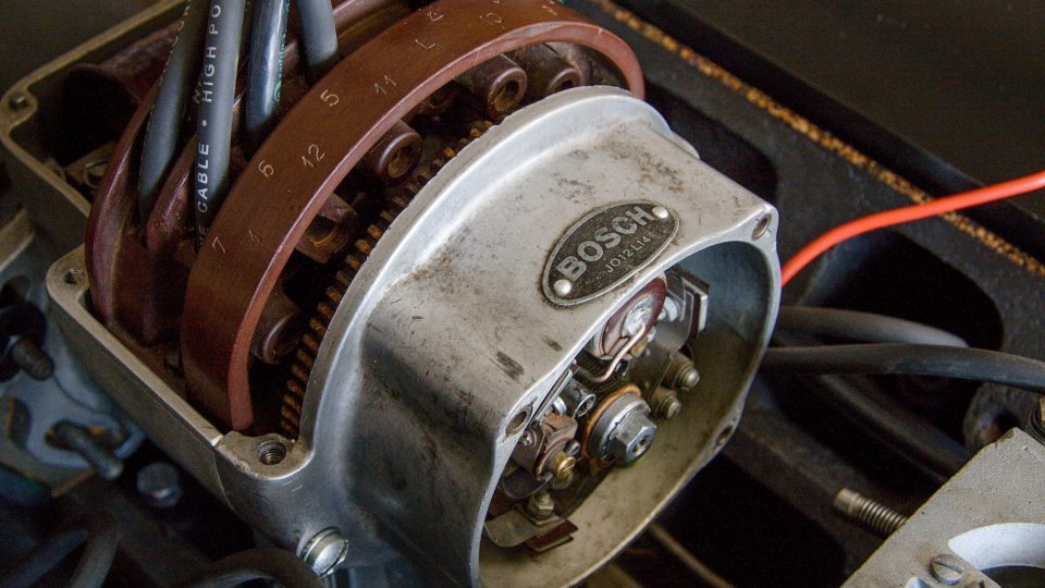 Detail zrenovovaného historického motoru. Dílna Pavla Šercla v Bílém Potoce