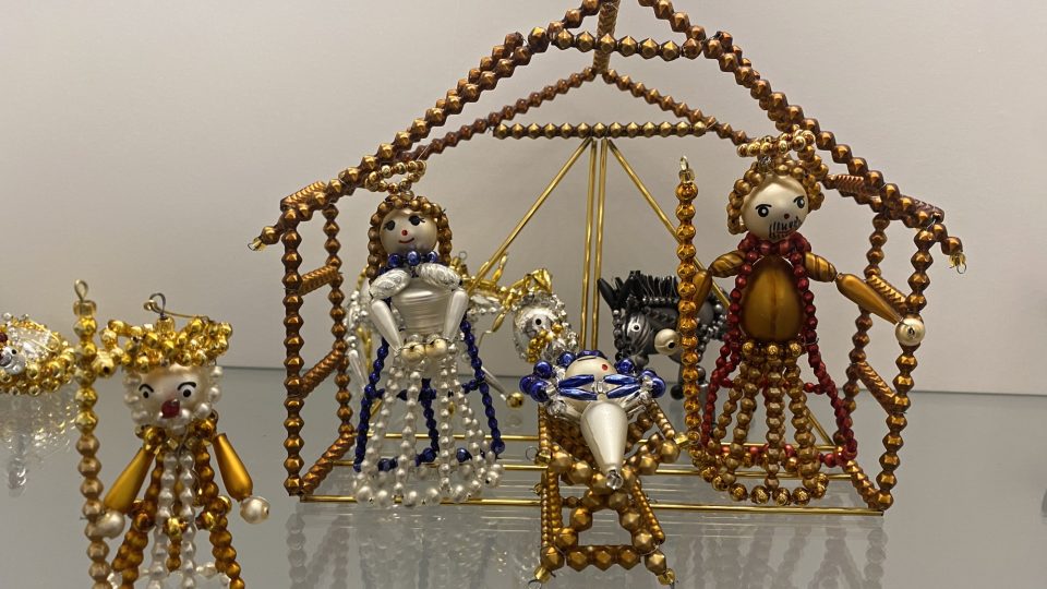 Perličkový betlém na výstavě v jilemnickém muzeu