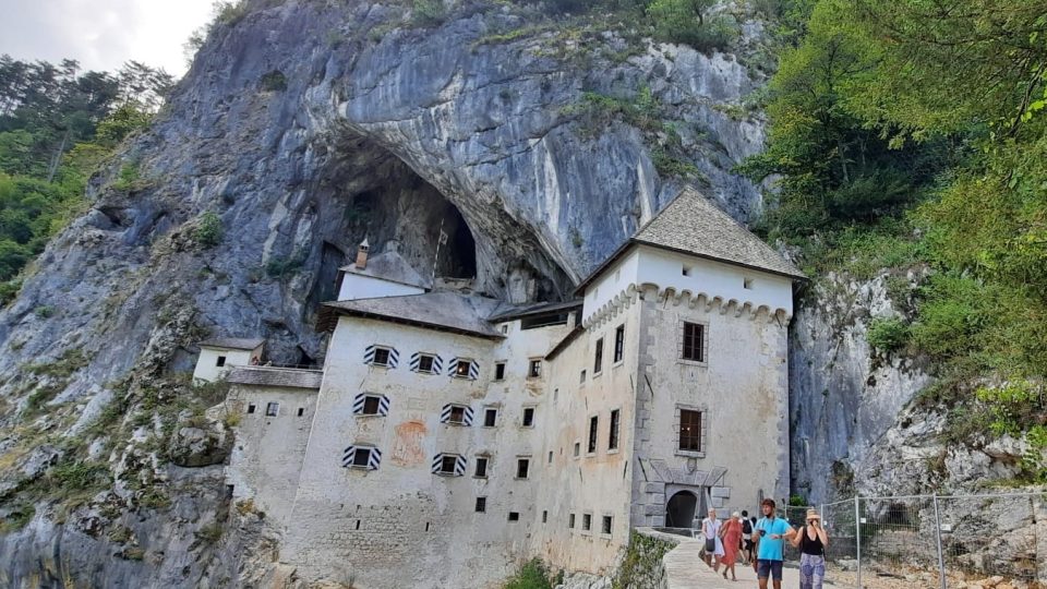 Cestování po Slovinsku - Predjamski skalní hrad u jeskyně Postojna