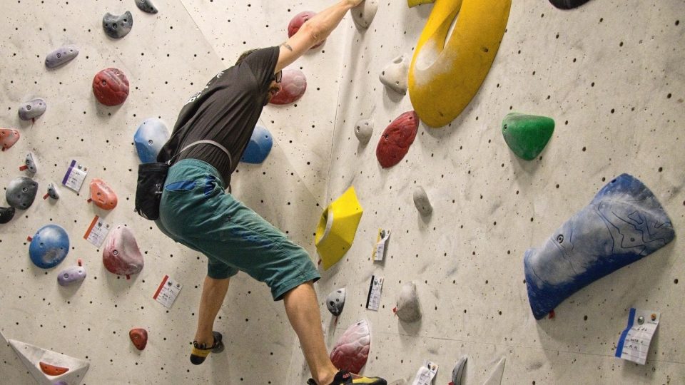 Marek Klíma, místopředseda Českého horolezeckého svazu a zakladatel libereckého boulderingového klubu, na stěně