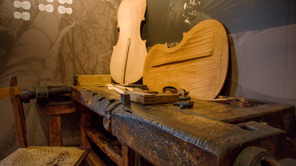 Historický houslařský pracovní sůl