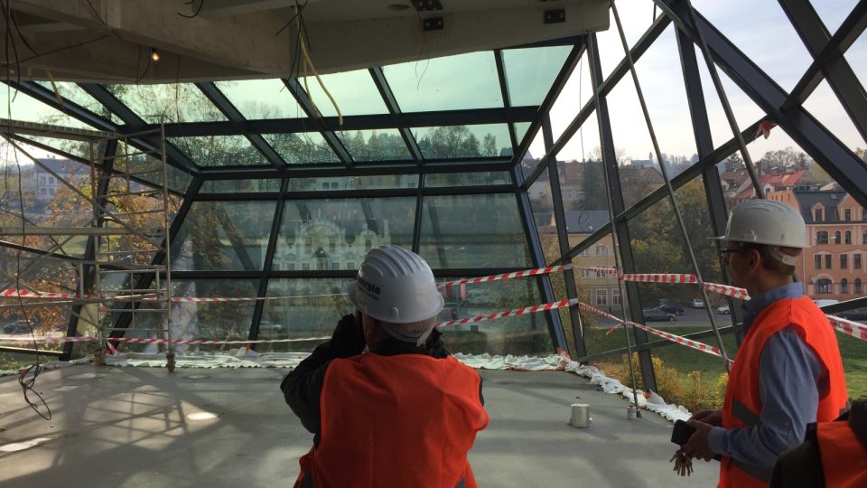 Práce na nevšední přístavbě Muzea skla a bižuterie v Jablonci nad Nisou stále pokračují