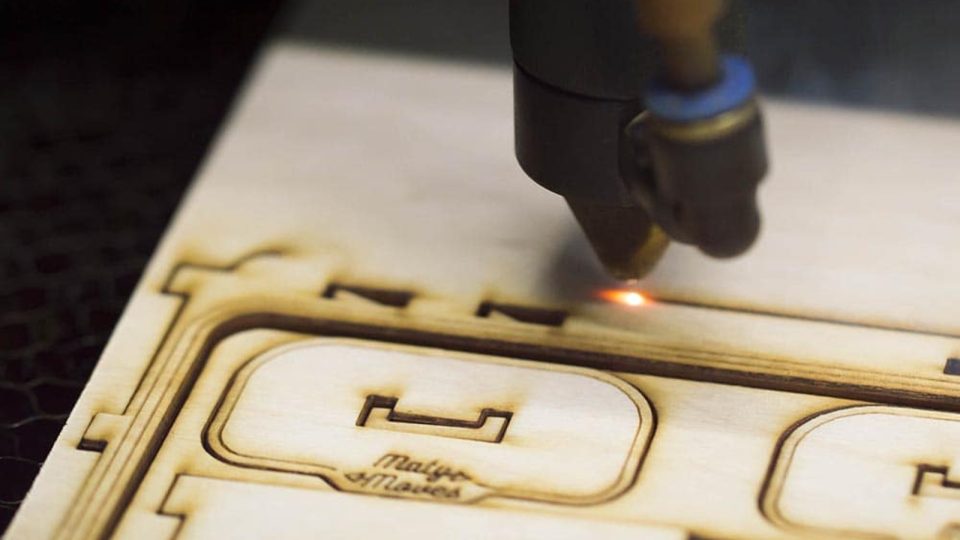 Dřevěné komponenty pro své deskovky vyřezává Matyáš Veselý pomocí laseru