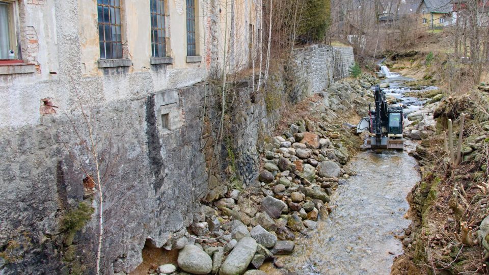 Narušené základy Jizerskohorského technického muzea