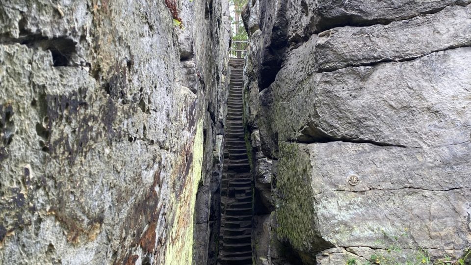 Na úzkém přístupovém schodišti sloupského hradu byl problém zajistit rozestupy. Pomohly semafory