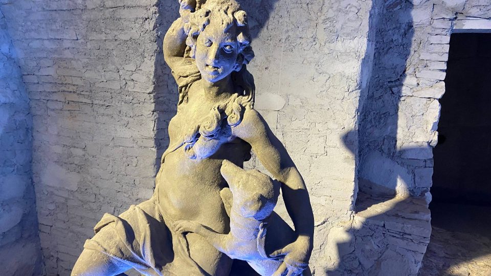 Věrnost znázorňuje socha poloklečící ženy se symbolem věrnosti a oddanosti - psem