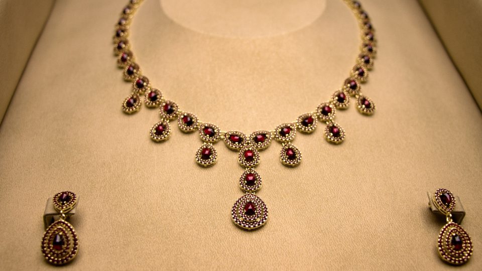 K 70. výročí družstva Granát Turnov vznikla unikátní sada šperků | foto: Jaroslav Hoření, Český rozhlas K 70. výročí družstva Granát Turnov vznikla unikátní sada šperků