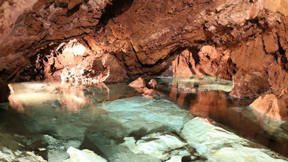 Podzemní jezero v Bozkovské dolomilové jeskyni