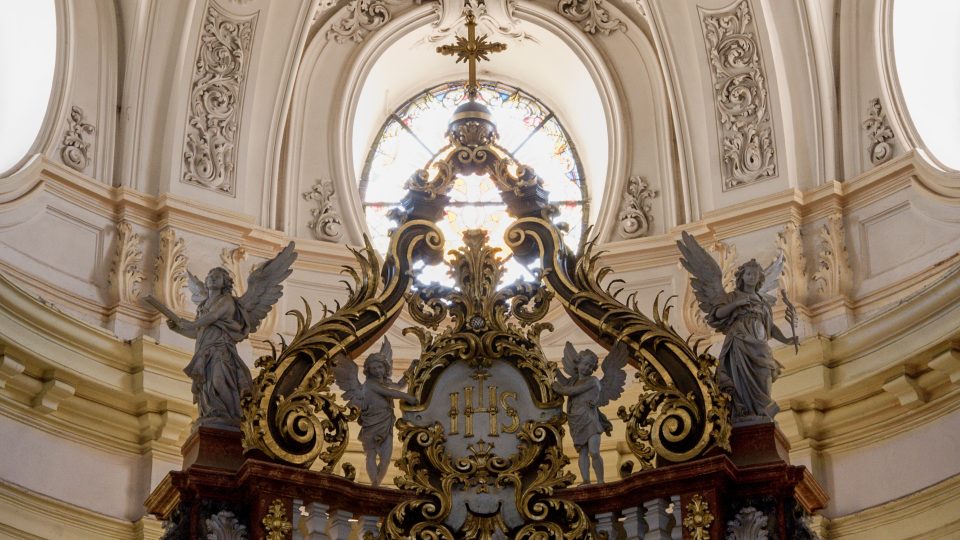 Vršek oltáře barokního chrámu