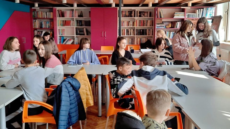 V turnovské učebně češtiny se teď učí ukrajinské děti