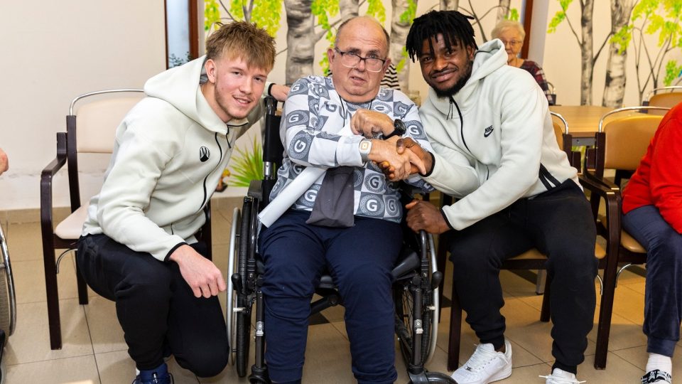 Fotbalisté Slovanu Sebastián Kop a Benjamin Nyarko navštivili klienty Alzheimer Home centra ze Sychrova