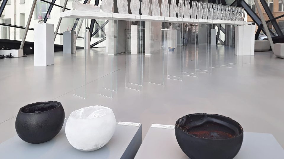 Výstava díla sklářského designéra Patrika Illa v Muzeu skla a bižuterie v Jablonci nad Nisou