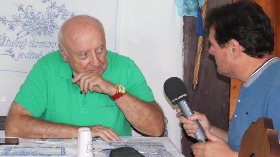 Felix Slováček při rozhovoru se sportovním redaktorem Pavlem Petrem