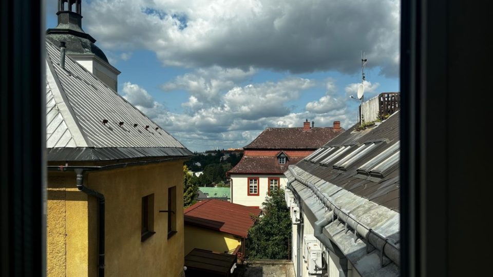 Výhled z jednoho městských bytů ve Skálově ulici v Turnově