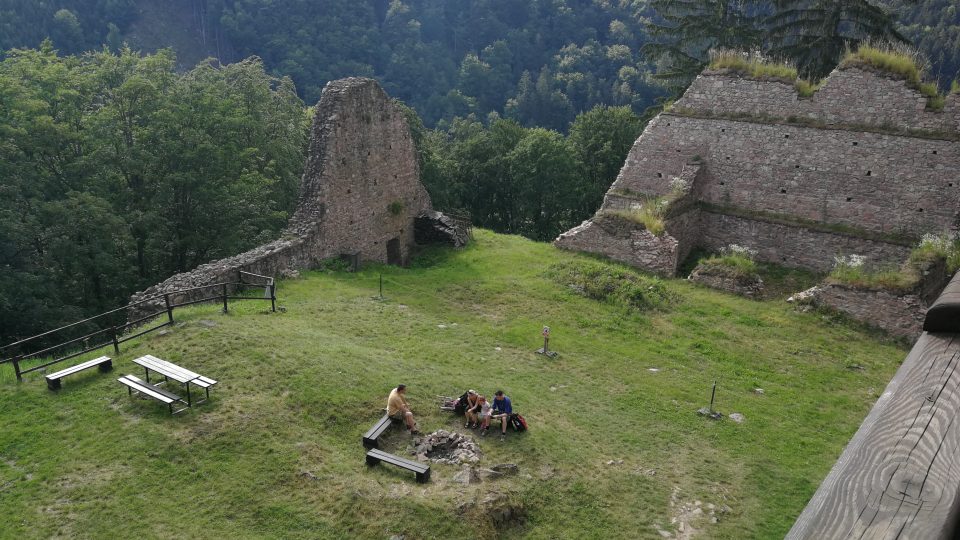 Posezení na hradním nádvoří - Litice