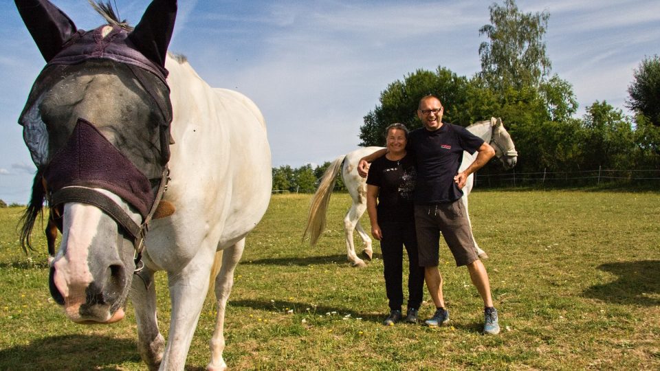 Hana a Hynek Polákovi chovají koně v Lestkově na Semilsku
