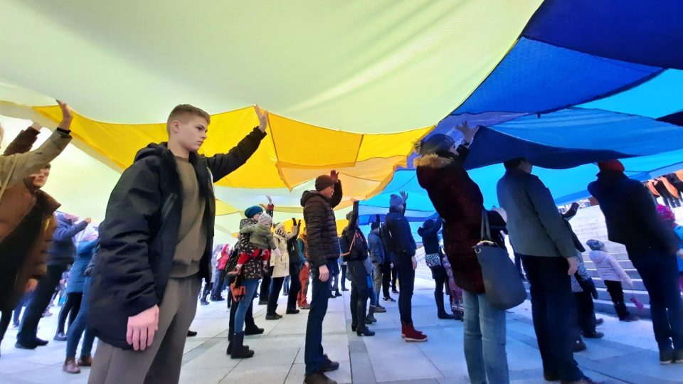 Jablonečané podpořili Ukrajinu happeningem. Do ulic města vyšli s obří ukrajinskou vlajkou