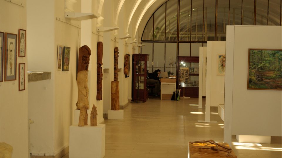 Pohled do jičínské zámecké galerie s výstavou Spolku podkrkonošských výtvarníků