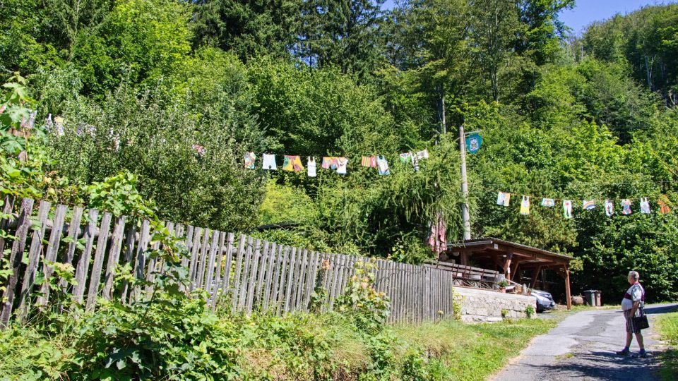 Zlatá ulice v libereckých Kateřinkách má díky ateliéru řezbáře Václava Plechatého neobvyklou výzdobu