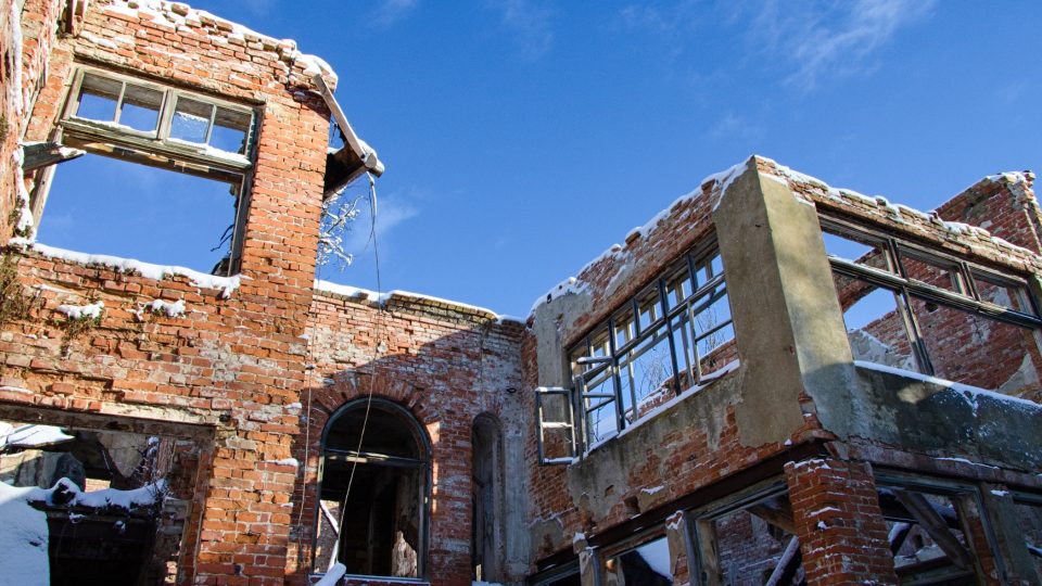 Areál bývalé továrny zakoupil nově založený Nadační fond Eliáška, projekt záchrany objektu slavné abriky má podporu i v zahraničí | foto: Jaroslav Hoření, Český rozhlas Areál bývalé továrny zakoupil nově založený Nadační fond Eliáška, projekt záchrany objektu slavné abriky má podporu i v zahraničí