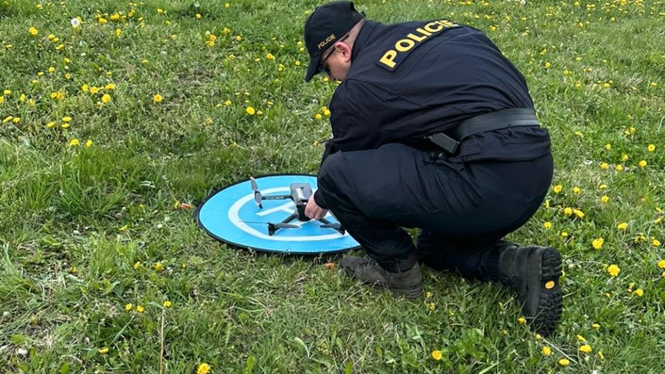 K ochraně státních hranic policisté používají také drony, momentka ze cvičení ve Frýdlantském výběžku