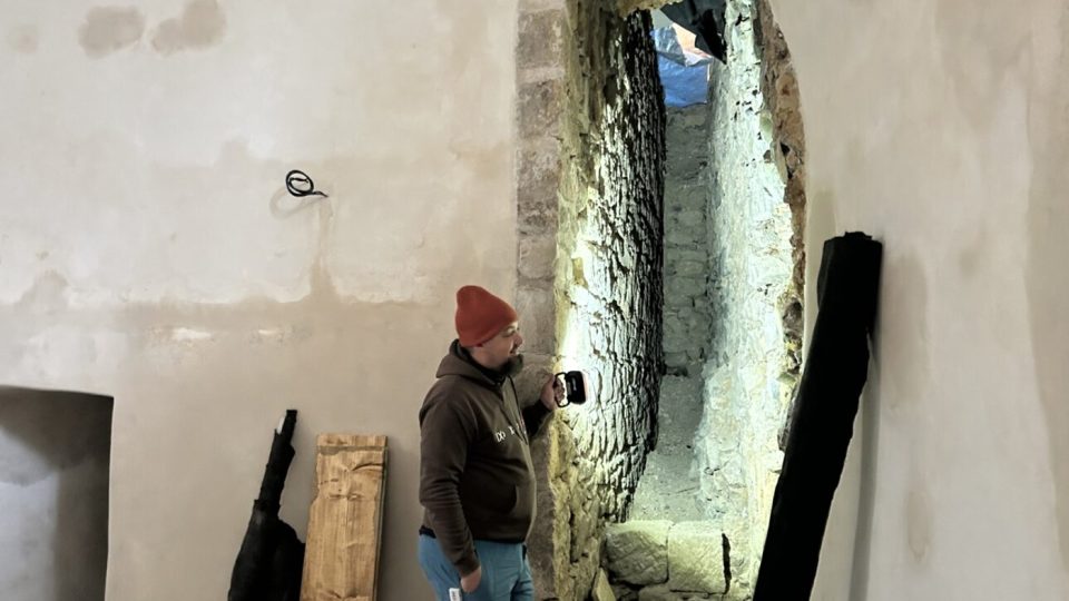 Stavební historik Ivan Peřina z NPÚ představuje nález ve sklepě zámku Vartneberk | foto: Jiří Jelínek, Český rozhlas Stavební historik Ivan Peřina z NPÚ představuje nález ve sklepě zámku Vartneberk
